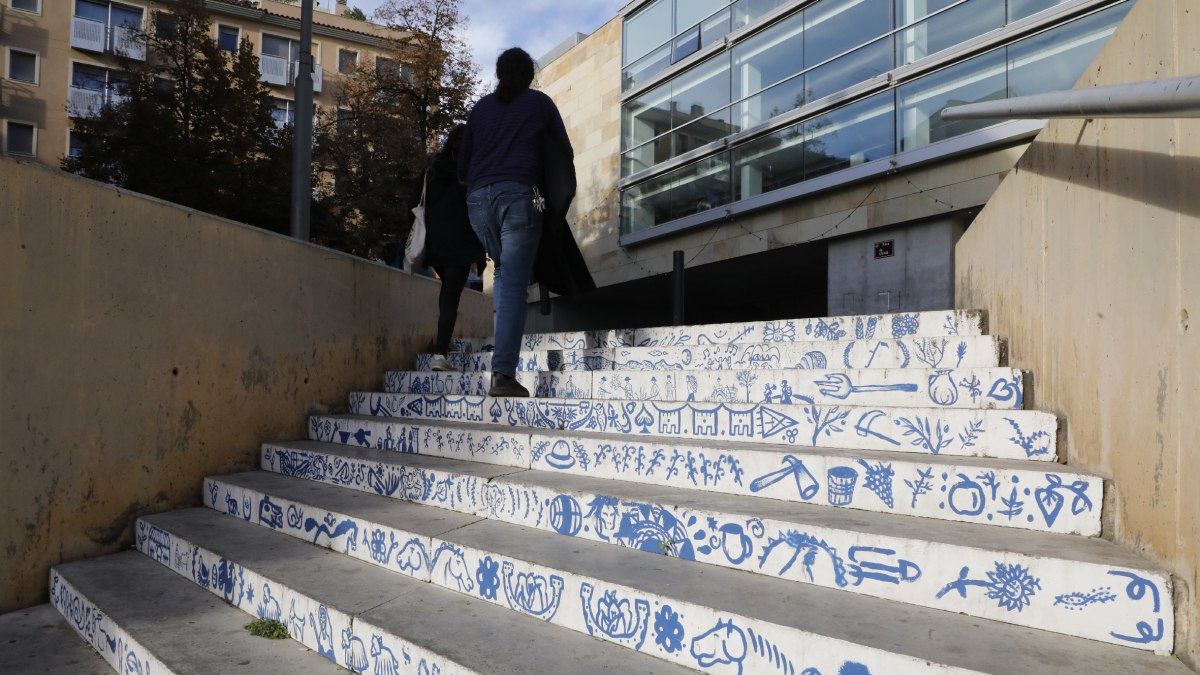 Una de les escales pintades que hi ha a la plaça Ereta, ahir. - AMADO FORROLLA