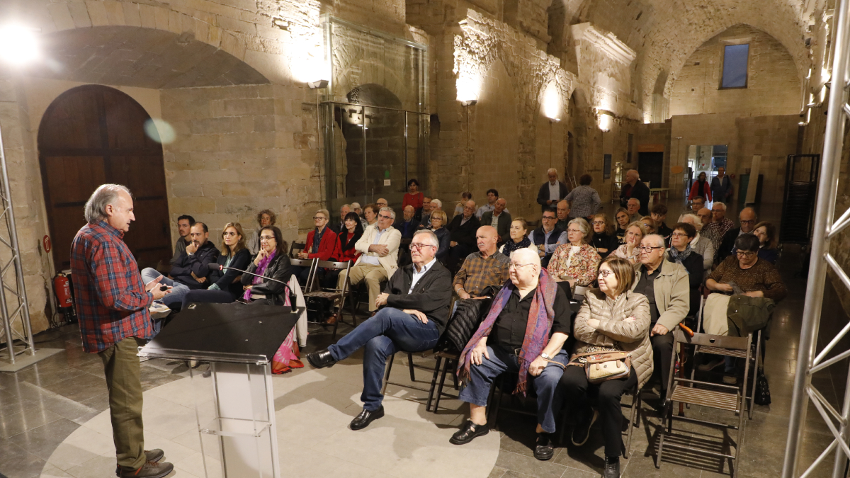 Ramon Drudis ofreció ayer en la Canonja una charla sobre curiosidades astronómicas de la Seu Vella. - AMADO FORROLLA
