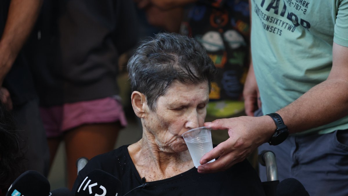 La rehén de Hamás Yochved Lifshitz, liberada el lunes por Hamás. - EFE/EPA/ABIR SULTAN