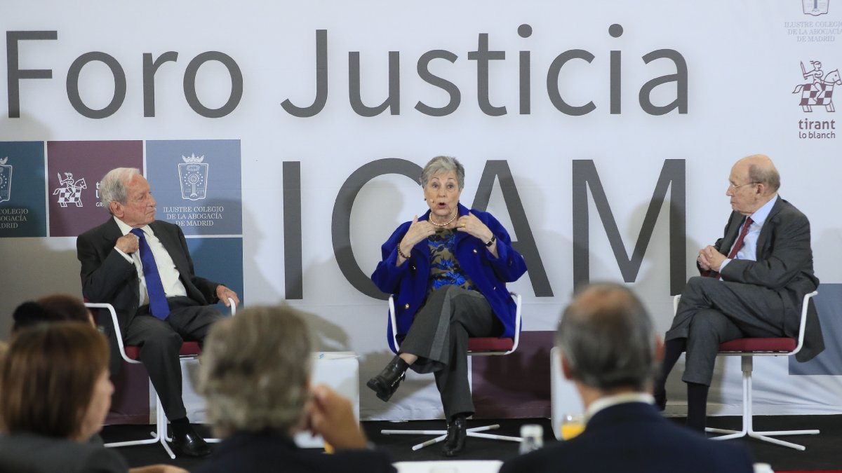 Pascual Sala i Encarnació Roca, ahir en un debat sobre l’encaix constitucional de l’amnistia. - EFE