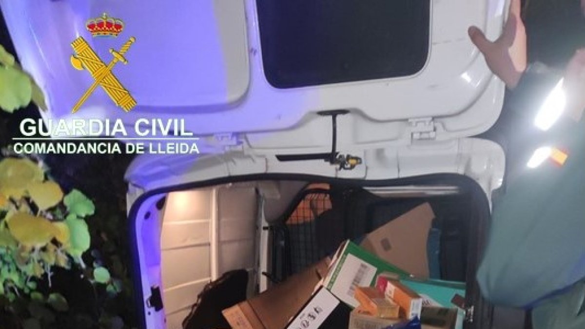 Vista del vehículo que acabó volcado en Anserall. - GUARDIA CIVIL