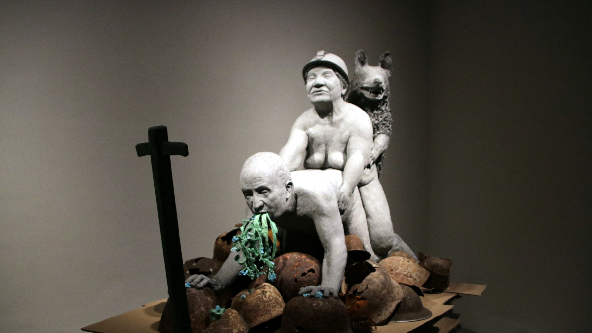 La polèmica escultura d’Ines Doujak, una figura identificada com el rei Joan Carles i l’activista Domitilia practicant sexe amb un gos. - ACN