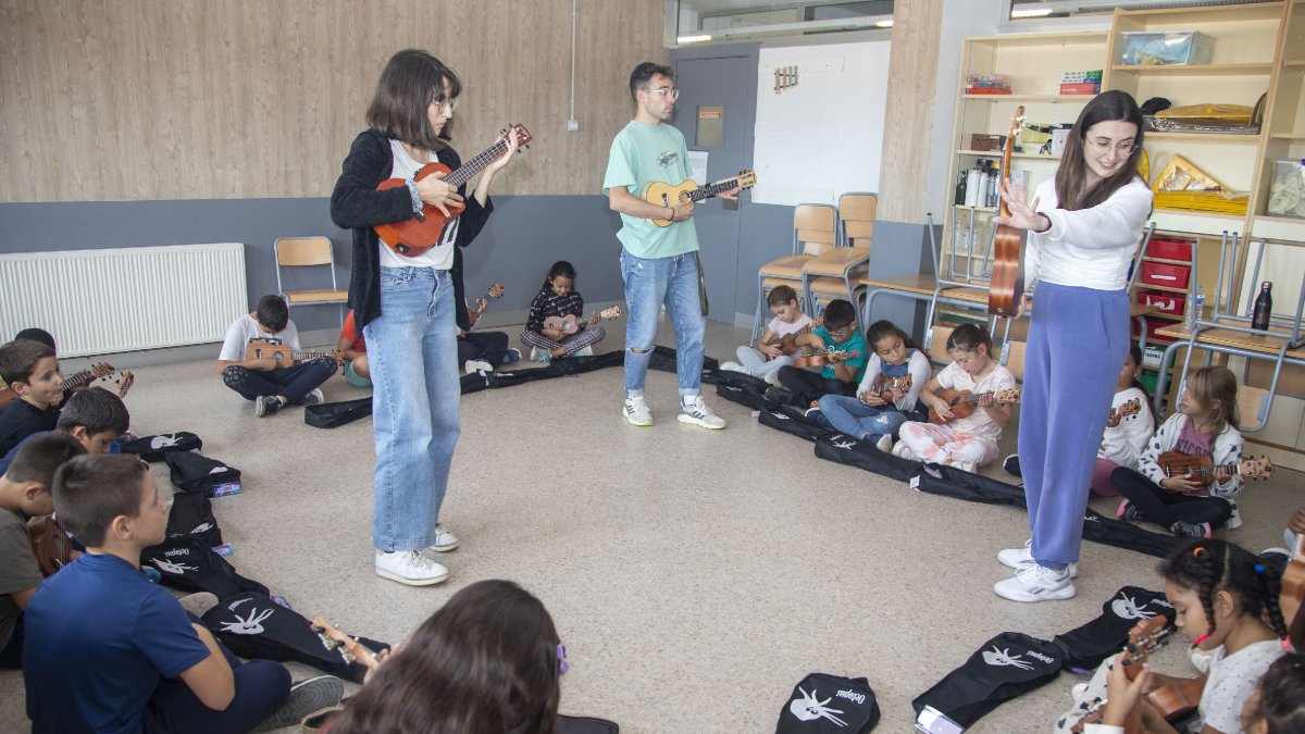 Dos profesoras de la Escola de Música y otro del centro. - LAIA PEDRÓS