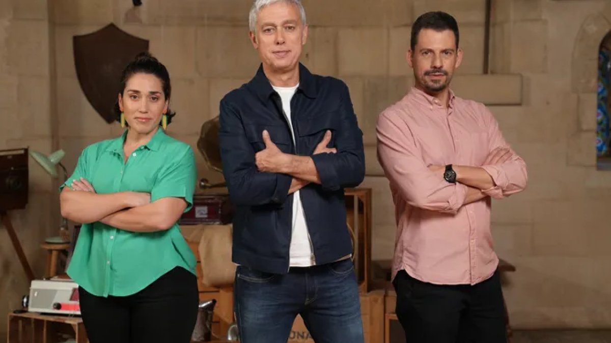 Albert Om y los historiadores Alba Gràcia y Xavier Carmaniu. - 3CAT