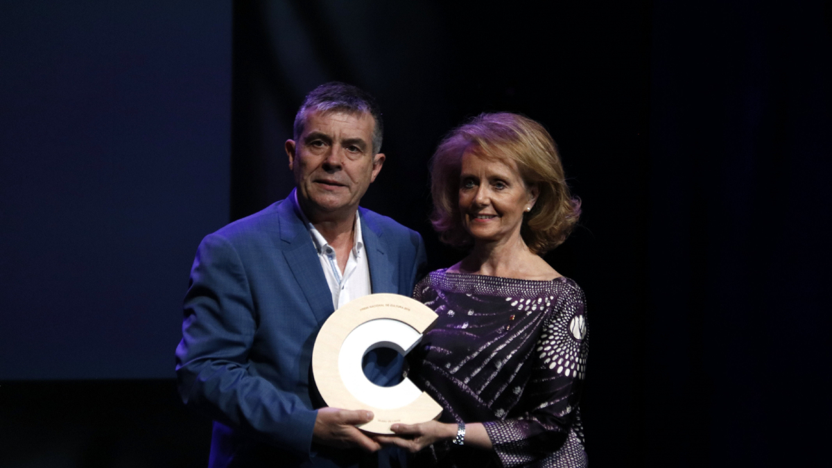 Giralt, recibiendo el Premi Nacional de Cultura 2019 de manos de la consellera Mariàngela Villalonga. - ACN