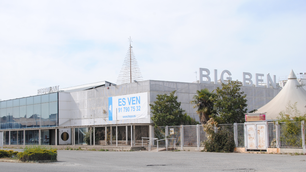 Imagen de archivo de la discoteca Big Ben con el cartel que anuncia su venta. - SEGRE