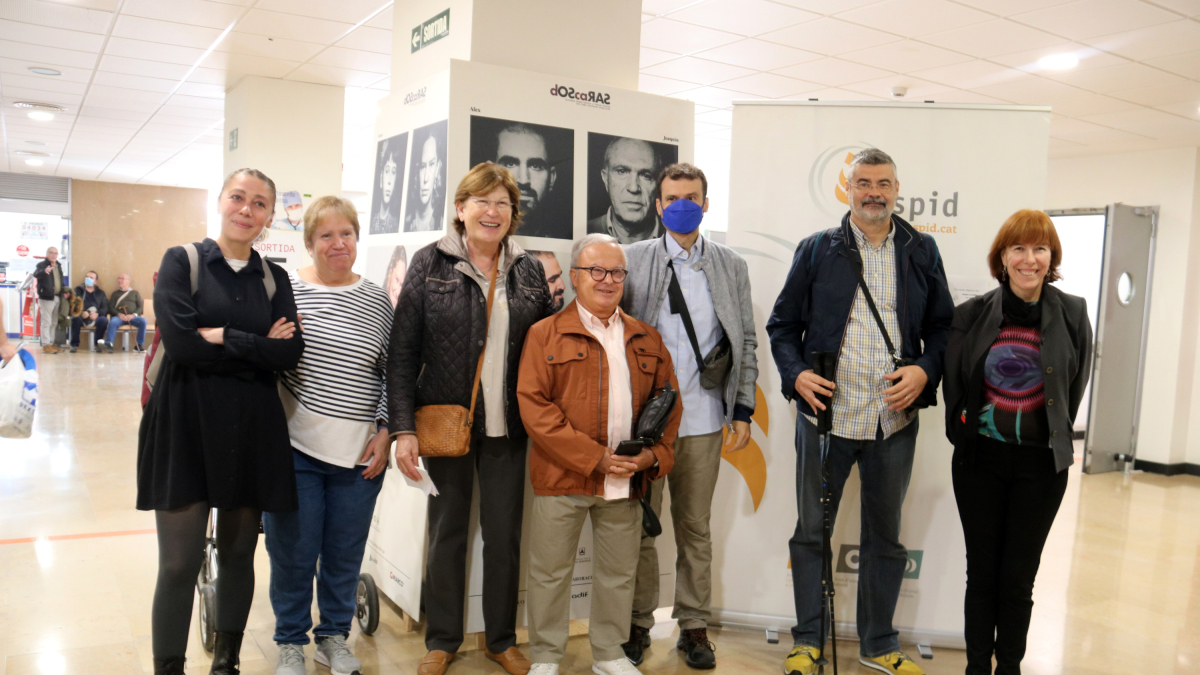 La presidenta d'Aspid, Bibiana Bendicho, amb usuaris de l'associació a l'exposició 