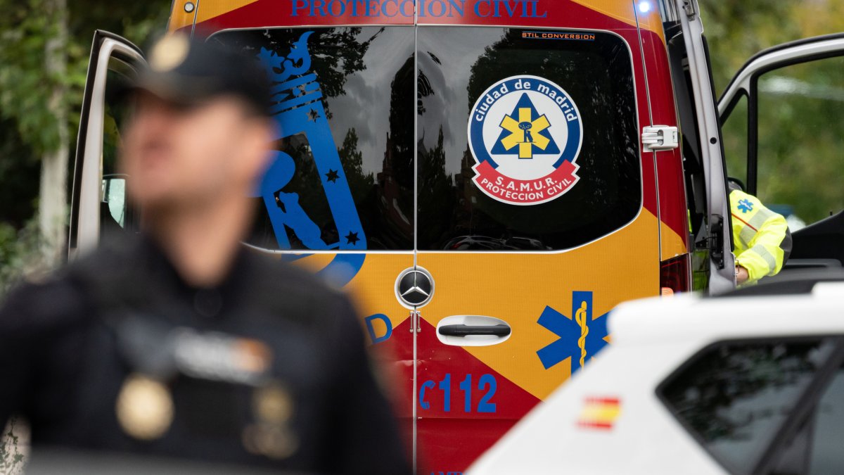 Una ambulancia junto al fuego en el Colegio Mayor Nuestra Señora de África en Ciudad Universitaria, a 24 de octubre de 2023, en Madrid (España).