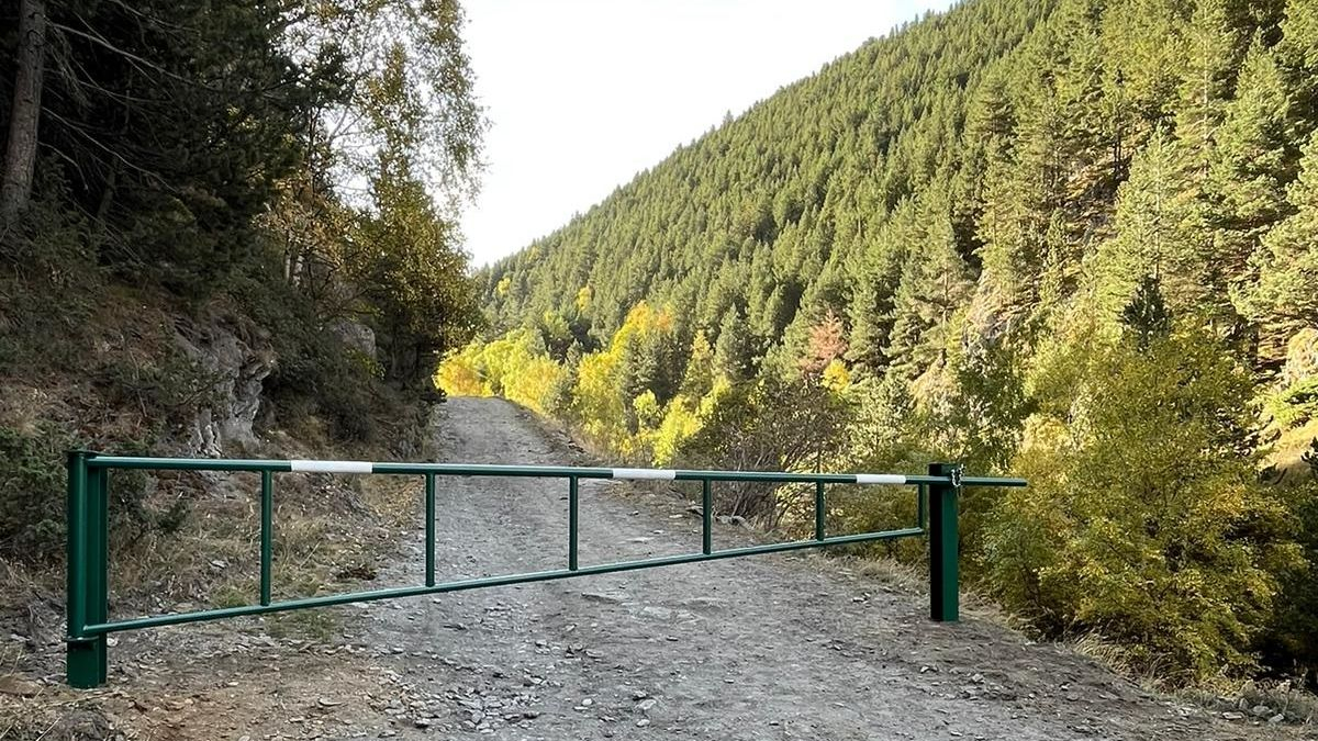 Una de las vallas instaladas para cerrar en invierno el paso a la montaña de Tor.