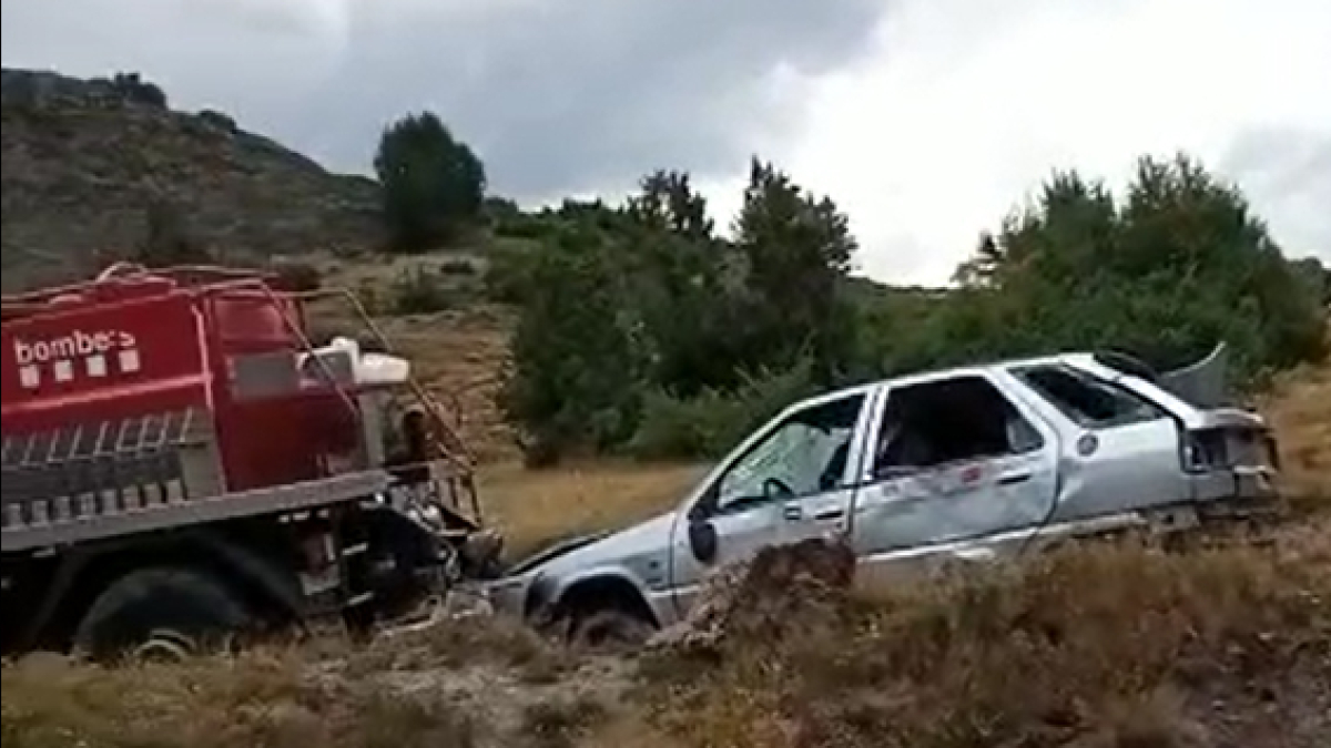 Un cotxe i un camió de Bombers abandonats a Tor