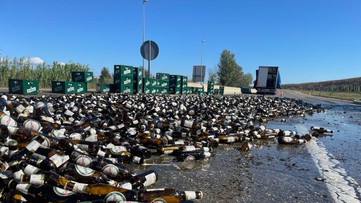 Bolca un camió de cervesa en una rotonda de l'Ll-11 a Lleida