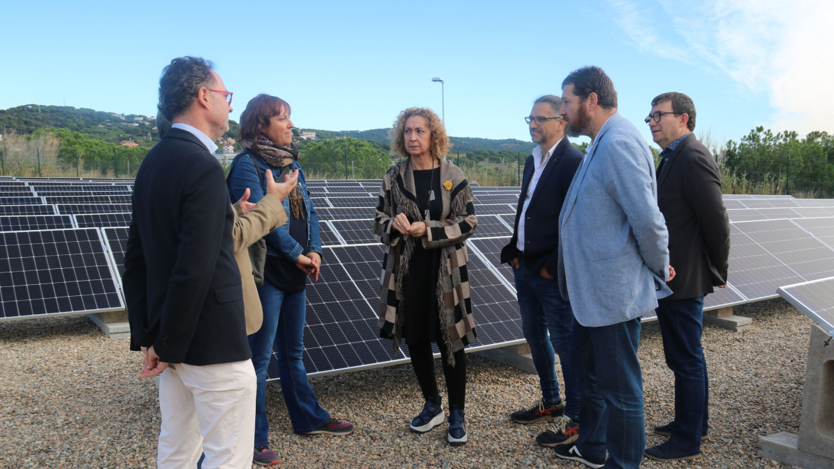 La consellera de Territorio, Ester Capella, durante una visita a la planta fotovoltaica de la C-32 en Mataró. ACN