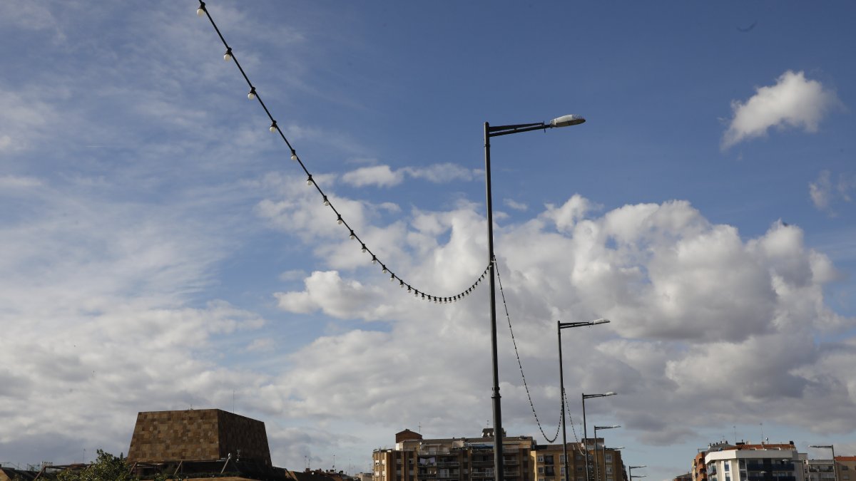Las luces de Navidad instaladas ayer en el puente de Pardinyes. - AMADO FORROLLA
