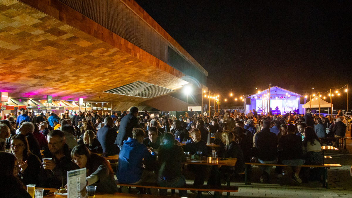 Decenas de personas participaron ayer en la primera jornada de CervisiaLleida en la plaza de la Llotja. - JORDI ECHEVARRIA