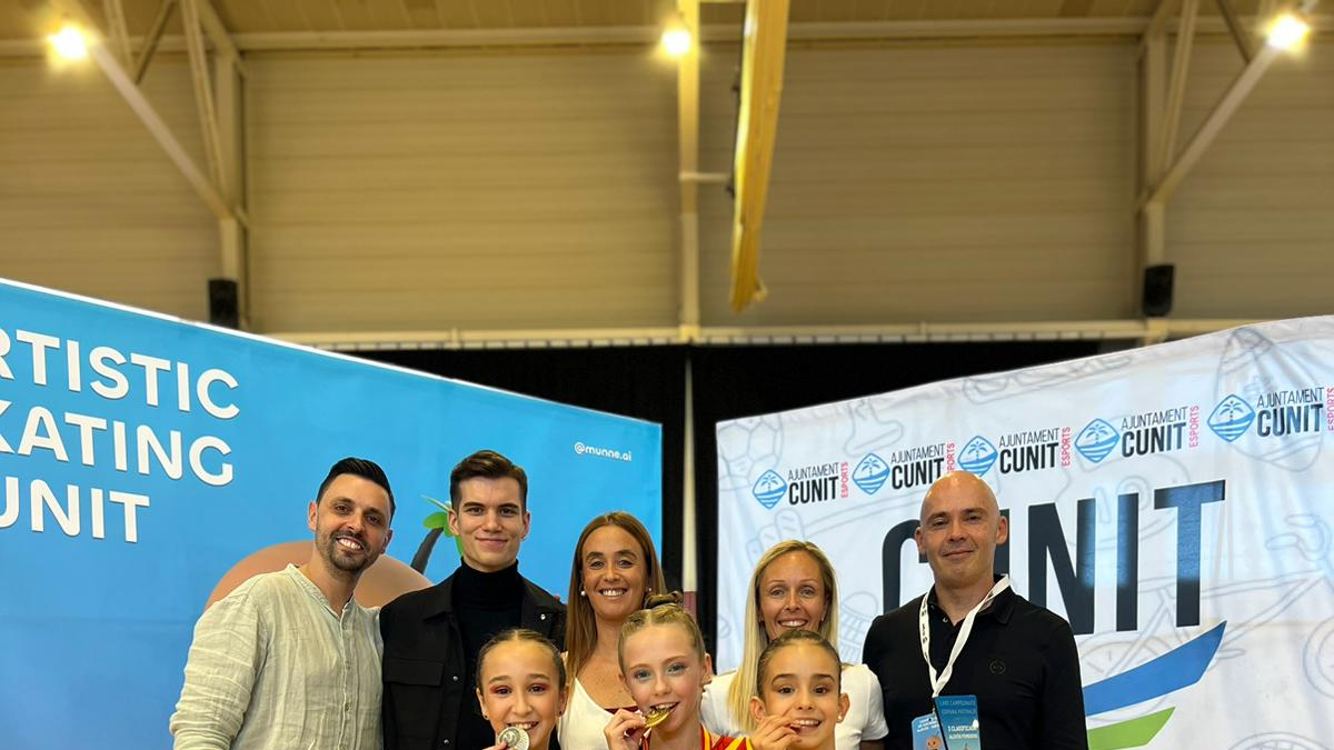 Campo (derecha), en el podio tras conseguir la medalla.