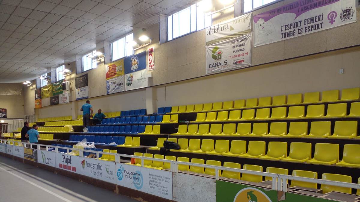 Les noves grades rebien ahir els darrers detalls per estar avui a punt per al debut. - CP VILA-SANA