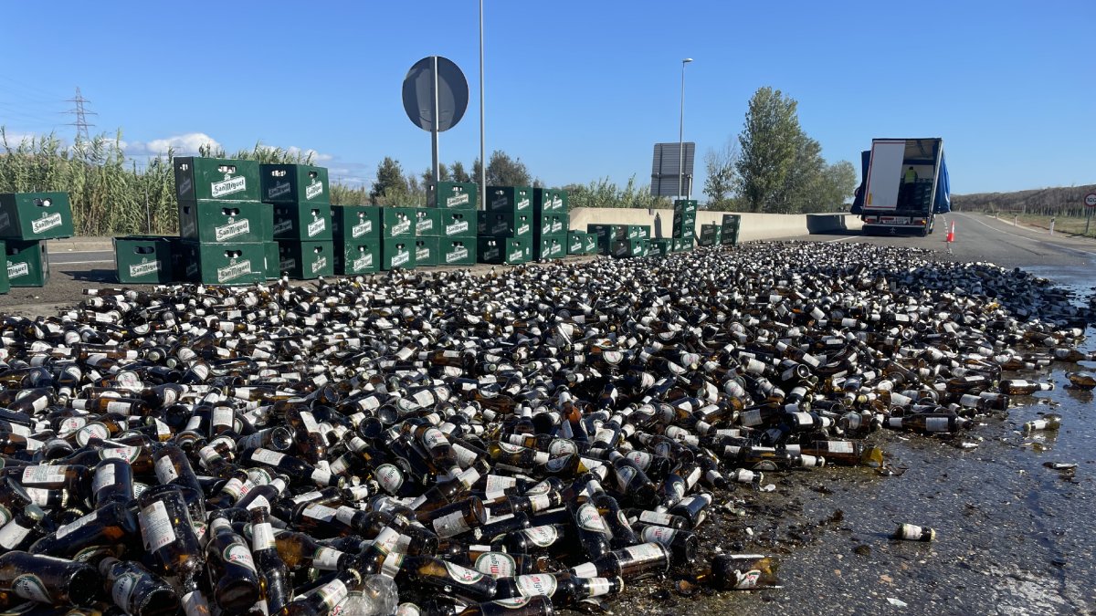 Imagen de los botellines de cerveza en la calzada. - AMADO FORROLLA