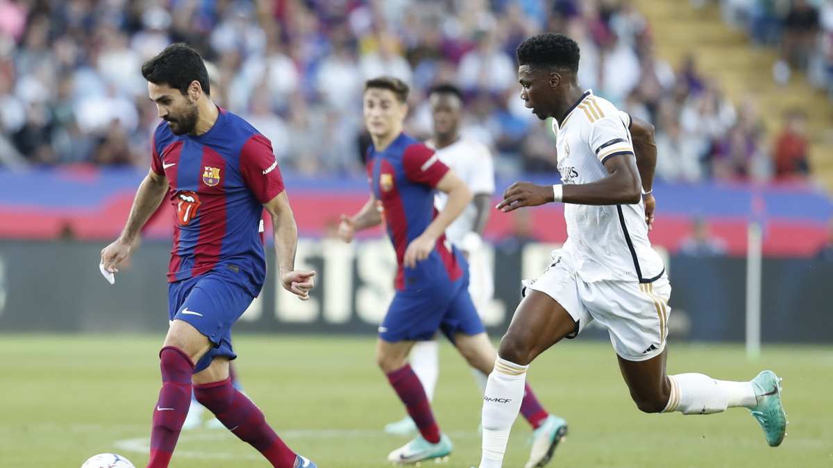 Ilkay Gündogan (i) centrecampista alemany del FC Barcelona, disputa una pilota davant d’Aurélien Tchouaméni (d) centrecampista francès del Reial Madrid durant el partit de LaLiga que enfronta al FC Barcelona i al Reial Madrid en el Estadio Olímpico Lluís Companys de BarcelonaEFE/ Andreu Dalmau