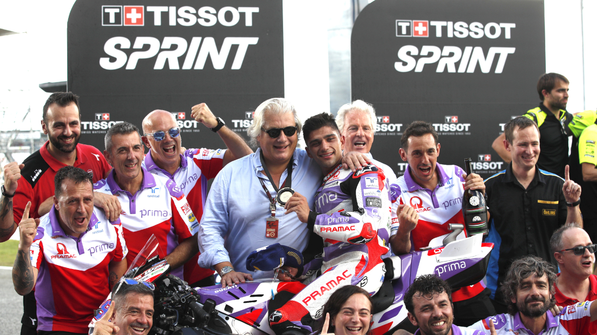 Jorge Martín celebra con su equipo el triunfo en la carrera esprint, que la acerca el liderato. - EFE/EPA/RUNGROJ YONGRIT