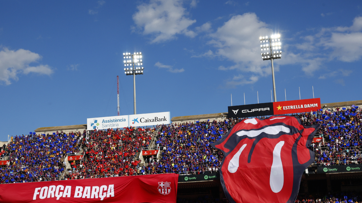 Abans del partit es va desplegar el popular logo dels Rolling Stones. - EUROPA PRESS