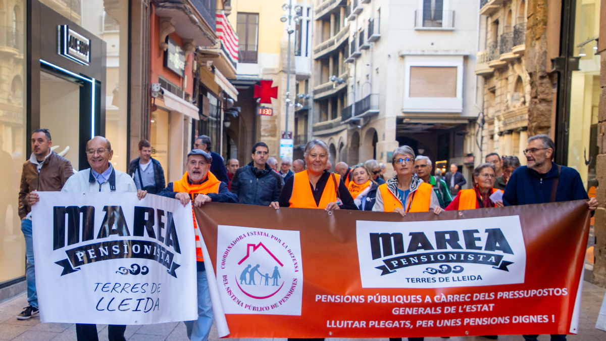 Los pensionistas llevaron a cabo una marcha por el Eix Comercial reclamando proteger las pensiones. - GERARD HOYAS