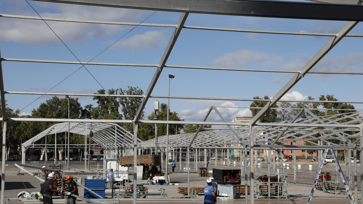 Operaris desmuntant la carpa al complex de la Fira. - AMADO FORROLLA