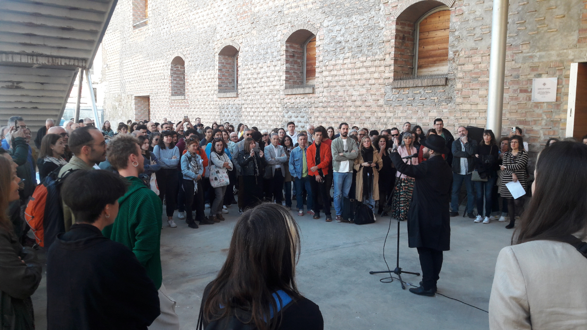 El artista Abel Azcona, uno de los protagonistas de las nuevas exposiciones, ayer en la inauguración. - SEGRE