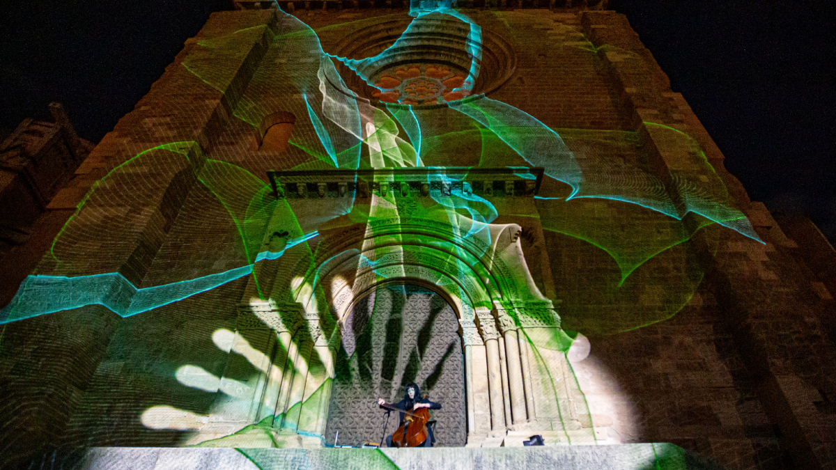 Proyección anoche sobre la Porta de l’Anunciata de la Seu Vella, con la violonchelista Björt Rùnars. - GERARD HOYAS