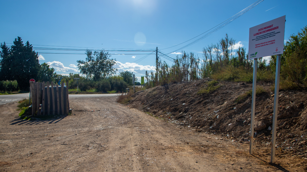 Zona de los Tres Pontets donde estaba el contenedor para escombros, ahora con un cartel informativo. - GERARD HOYAS