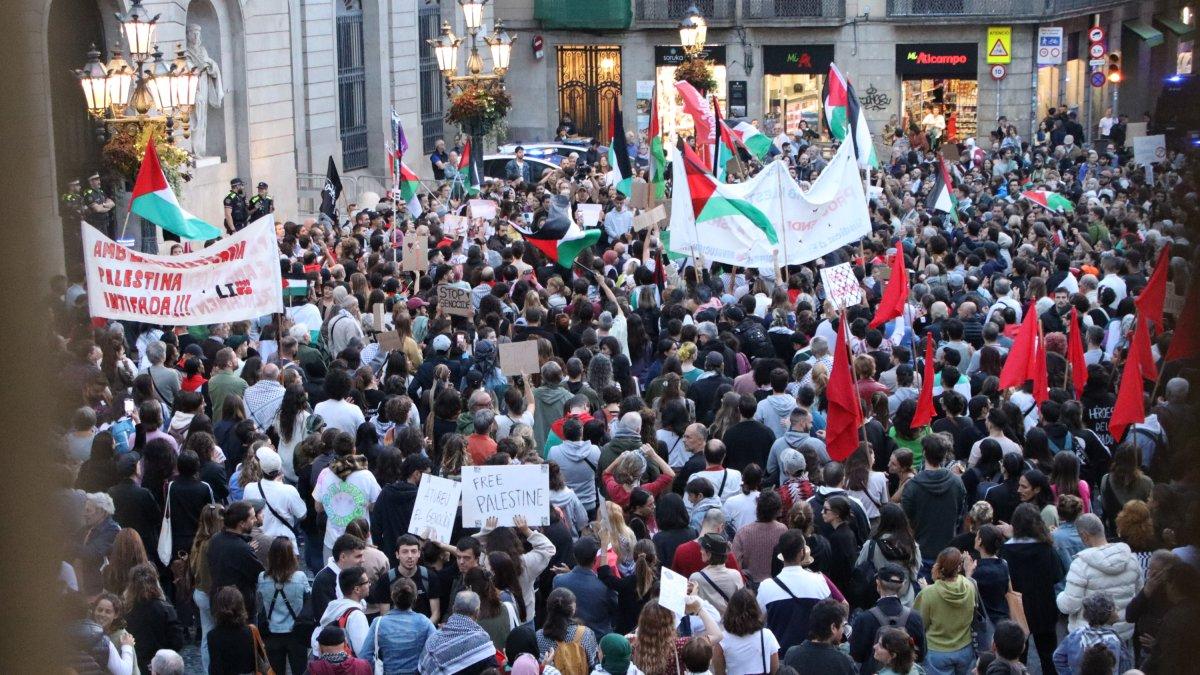 Imatge des de dalt de la plaça Sant Jaume durant la concentració propalestina