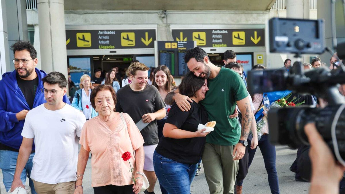Valtònyc, a l’aeroport acompanyat per familiars i amics. - TOMÁS MOYÁ-EUROPA PRESS