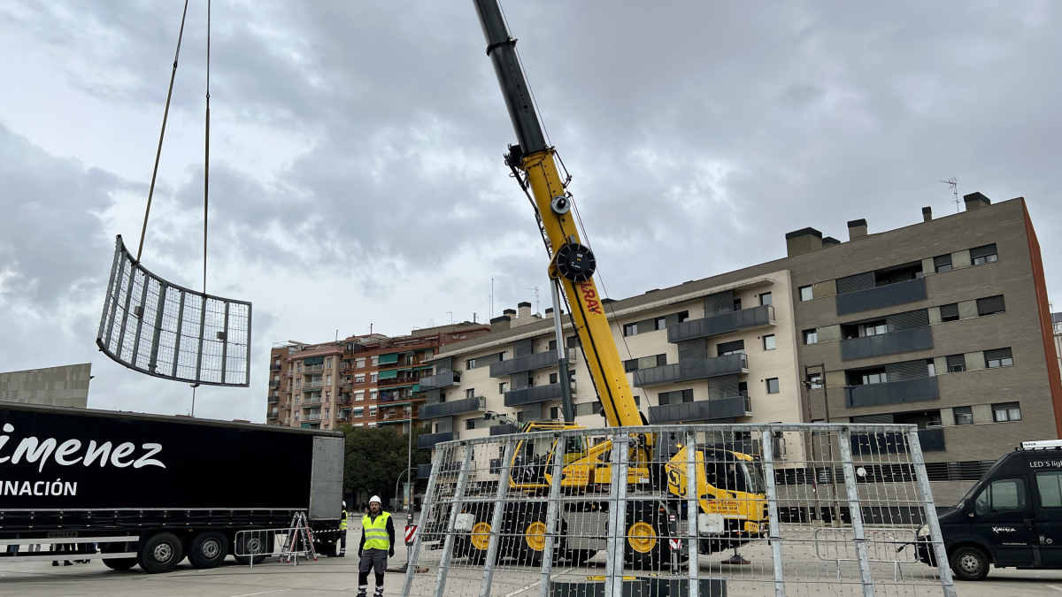 Inici del muntatge de l'arbre de Nadal de Badalona.