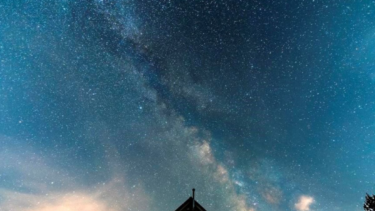 Vista del cielo nocturno en torno al Refugio de Comas de Rubió, en Soriguera (Pallars Sobirà)