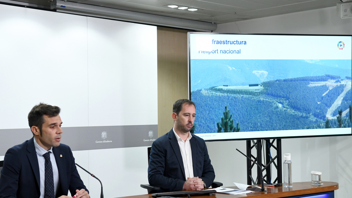 El secretari d'Estat andorrà de Transició Energètica, Transports i Mobilitat, David Forné amb el director del departament d'Energia i Transports, Carles Miquel, presentant el projecte d'heliport nacional d'Andorra.