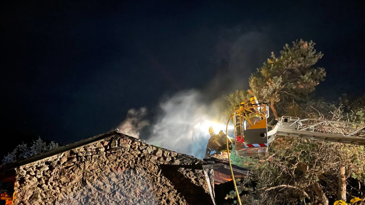 Els bombers, treballant aquest diumenge en l'incendi a la Seu d'Urgell.