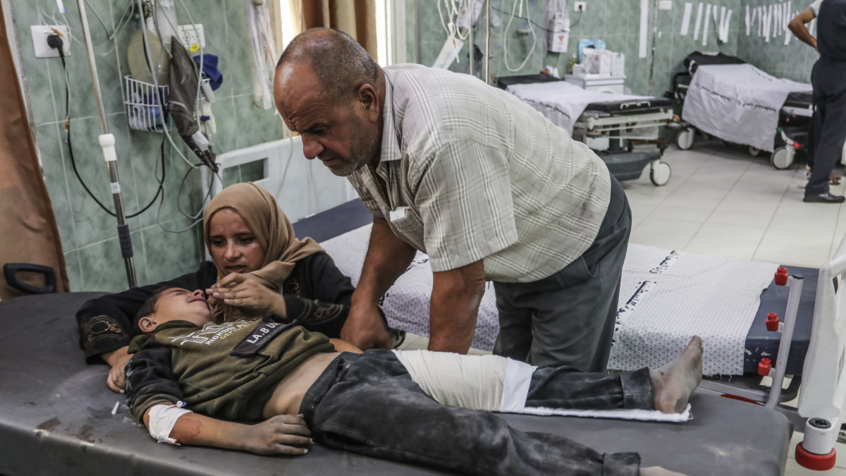Un nen palestí ferit en un hospital de Gaza.