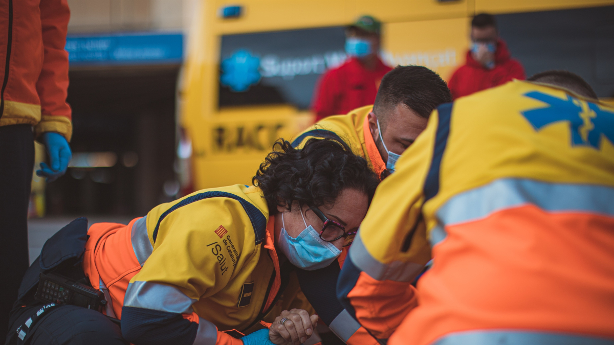 Sanitaris del Sistema d’Emergències Mèdiques (SEM) atenen una persona.