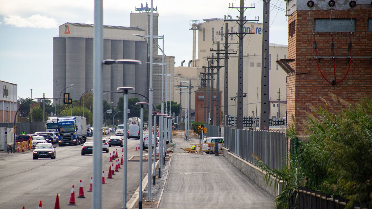 Obres per ampliar la vorera i habilitar carril bici al polígon El Segre - GERARD HOYAS