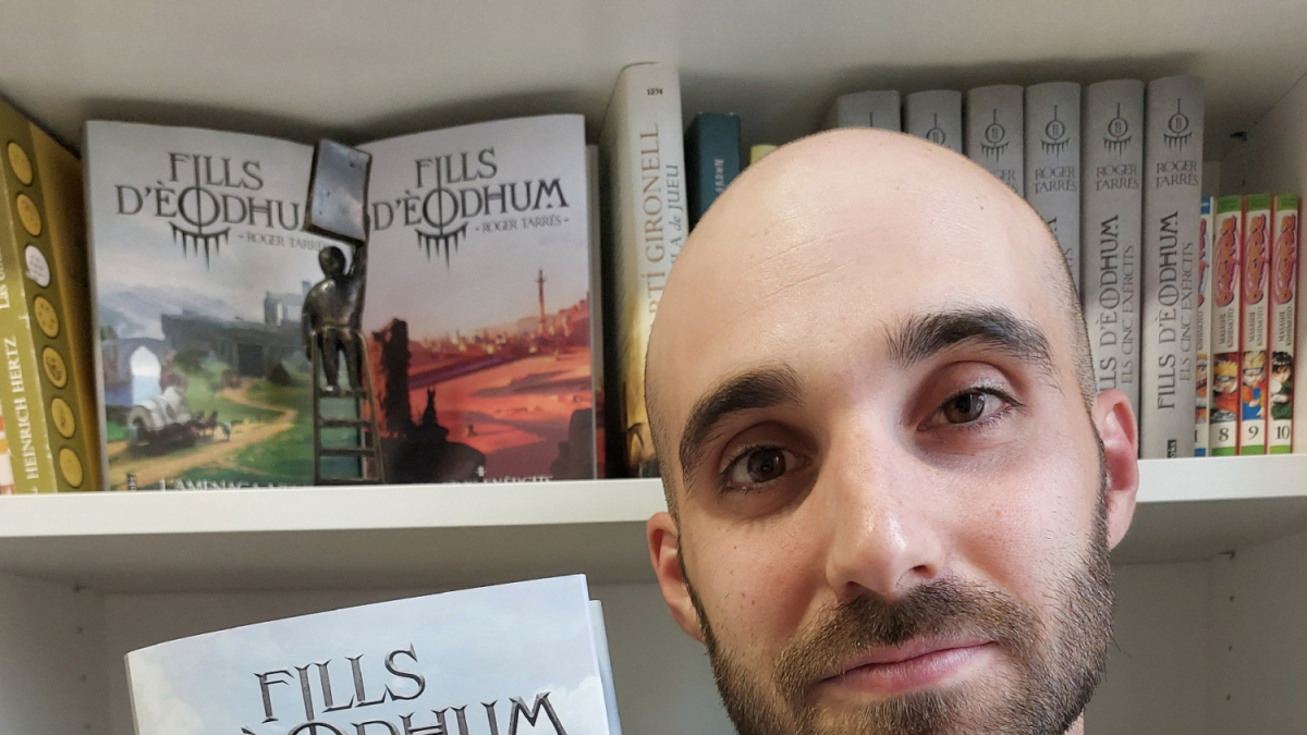 Roger Tarrés amb el tercer volum de la saga, ‘La fletxa blava’.