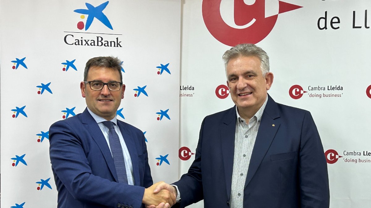 González y Saltó se dan la mano tras el renovar acuerdo. - CAIXABANK