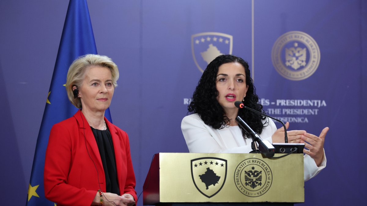 Von der Leyen, ayer, junto a la líder kosovar Vjosa Osmani. - EBS