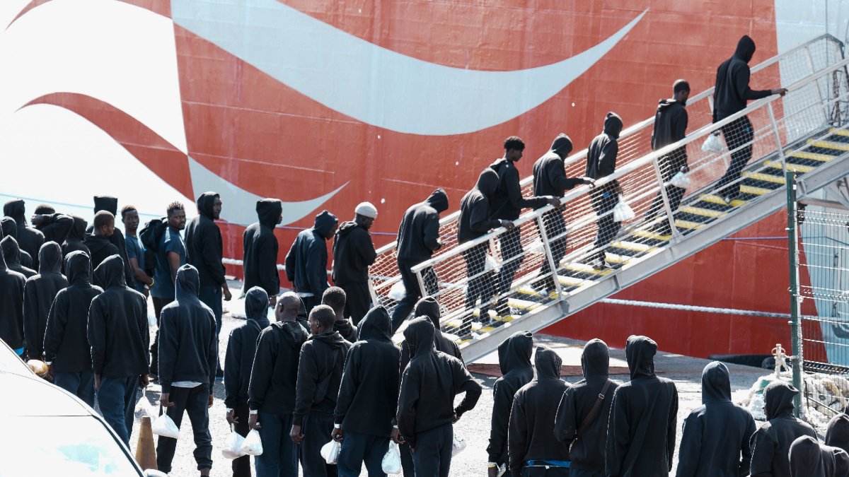 Migrantes embarcan en Canarias para ser llevados a la Península. - EUROPA PRESS