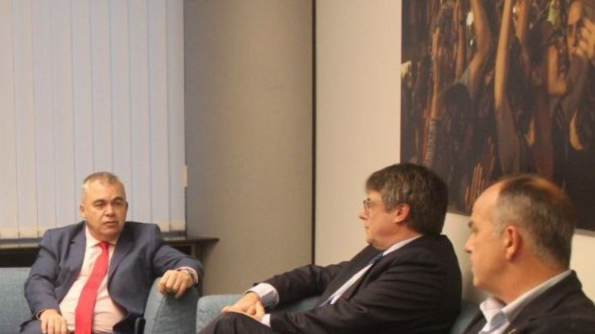 Carles Puigdemont va rebre el número tres del PSOE a les oficines de Junts a l’Eurocambra.