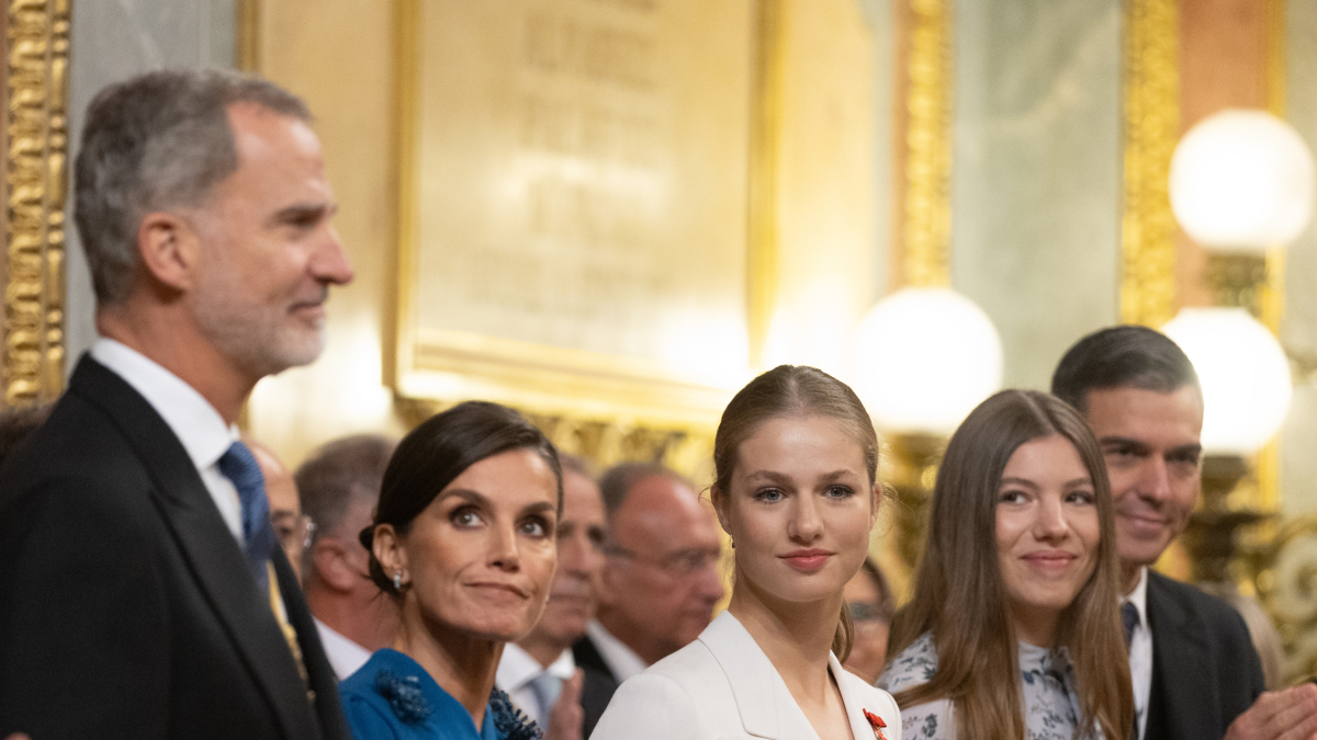 Los reyes de España, Felipe VI y Letizia, la princesa Leonor; la infanta Sofía y el presidente del Gobierno en funciones, Pedro Sánchez, durante el acto de jura de la Constitución ante las Cortes Generales.