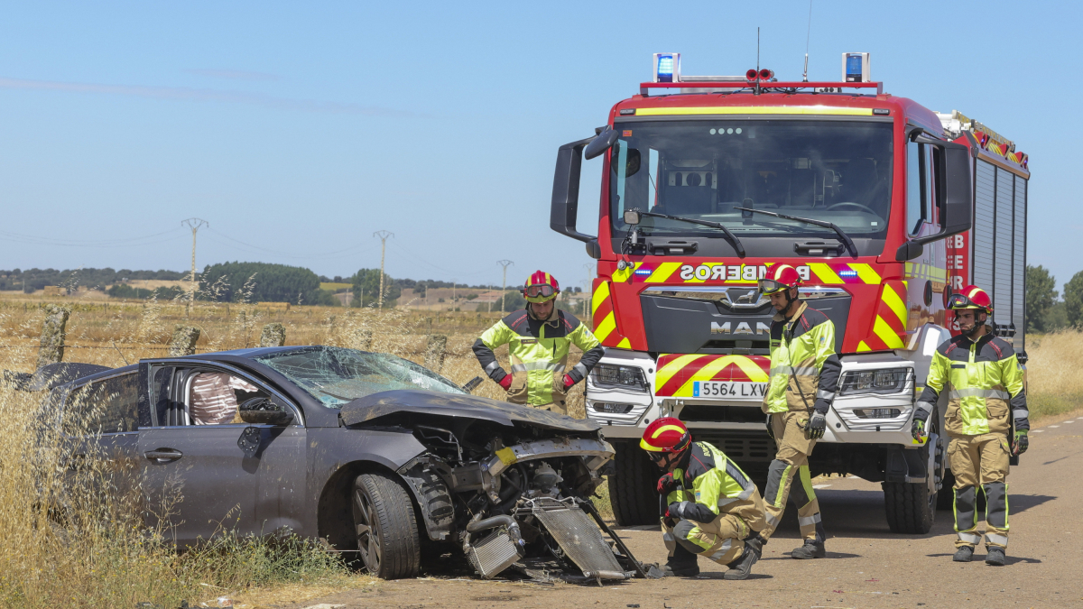 Imatge d’arxiu de bombers treballant en un accident de trànsit.