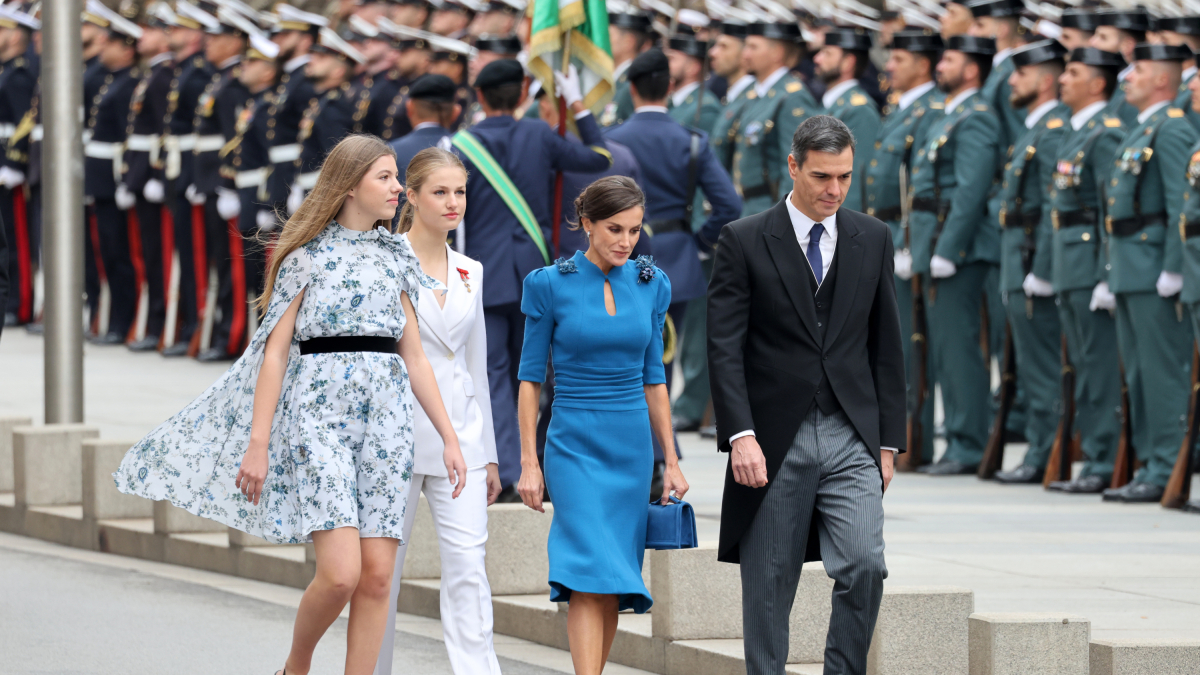La Infanta Sofía, la princesa Leonor, la Reina Letizia y el Presidente del Gobierno en funciones, Pedro Sánchez, durante el acto de jura de la Constitución ante las Cortes Generales, en el Congreso de los Diputados.