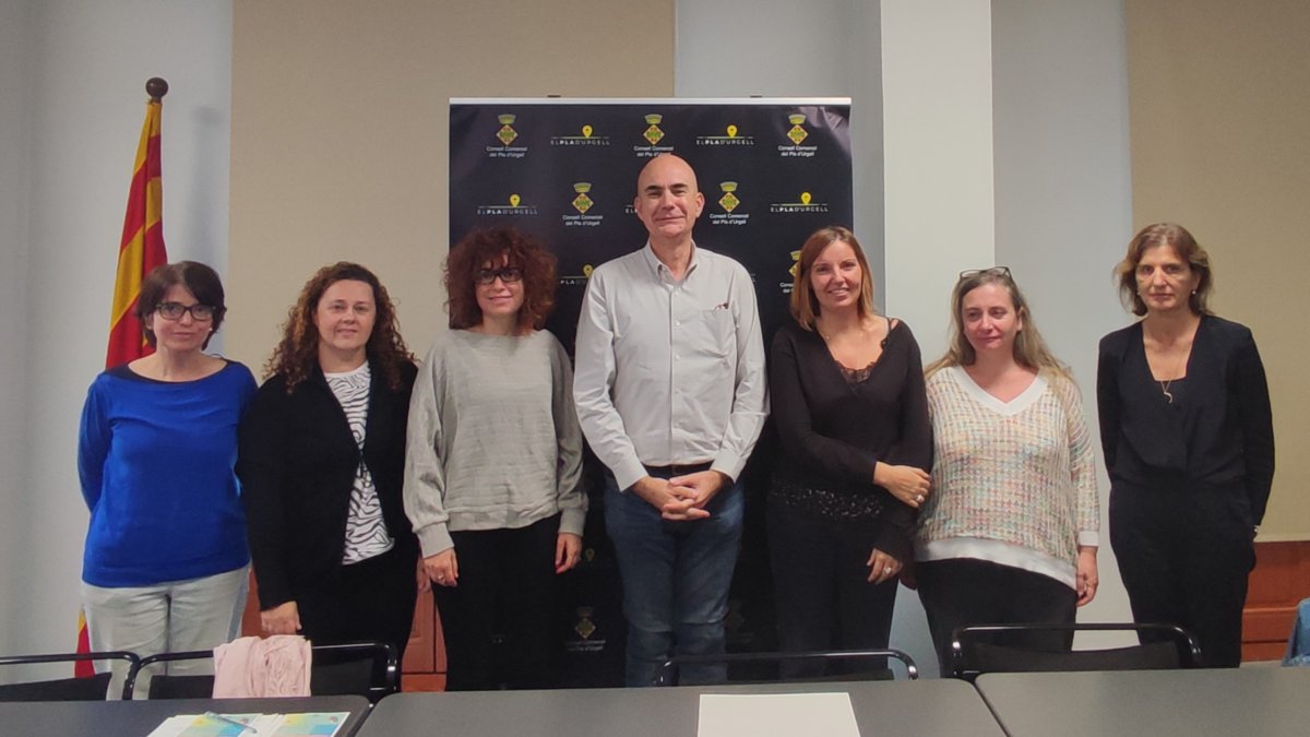 El president del Consell Comarcal del Pla d'Urgell, Carles Palau, amb les responsables de l'enquesta.