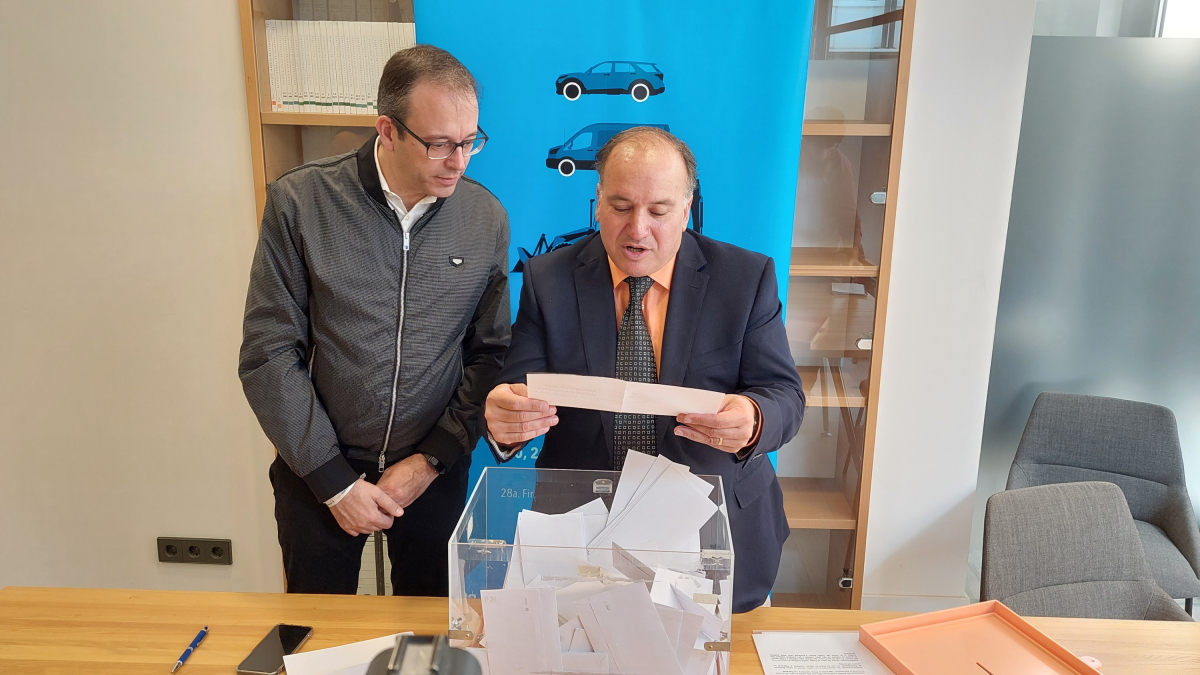 Moment del sorteig del premi de 3.000 euros de l'Autotardor, amb l'alcalde i el notari.