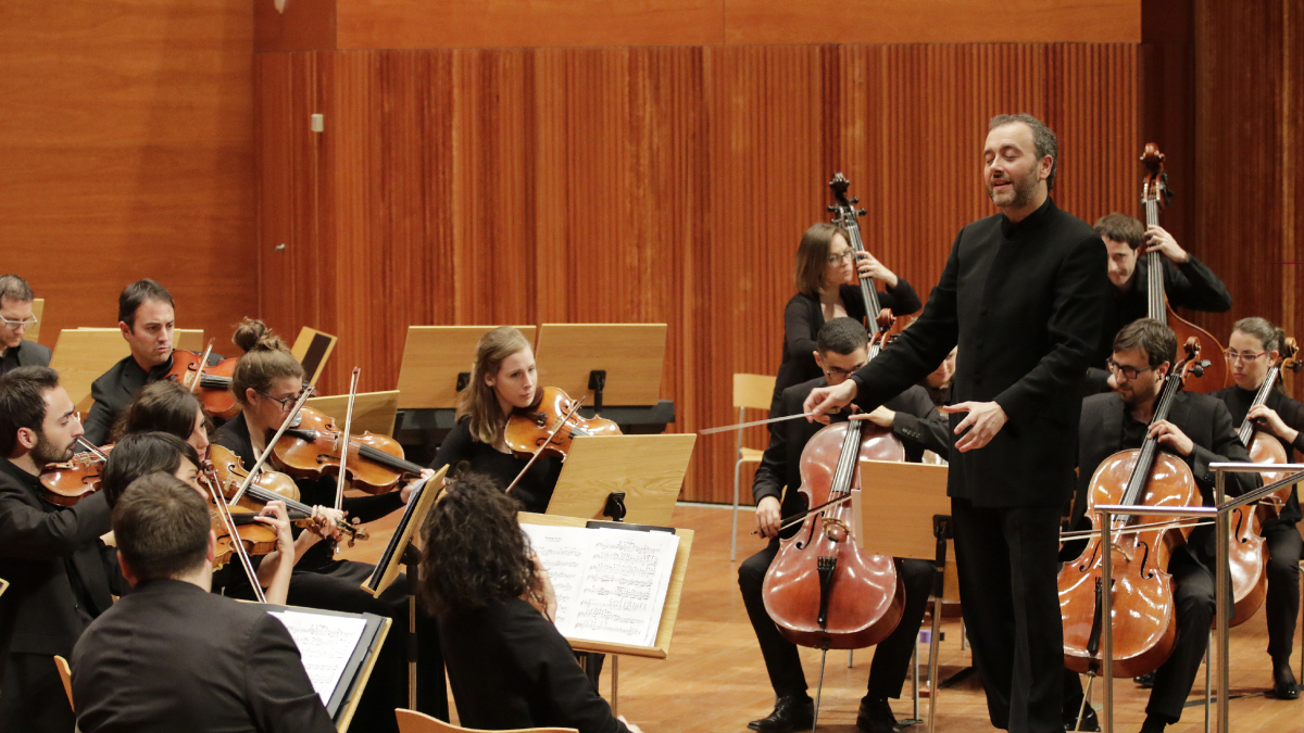 Pedro Pardo, al frente de la Orquestra Victoria de los Ángeles. - LLEONARD DELSHAMS