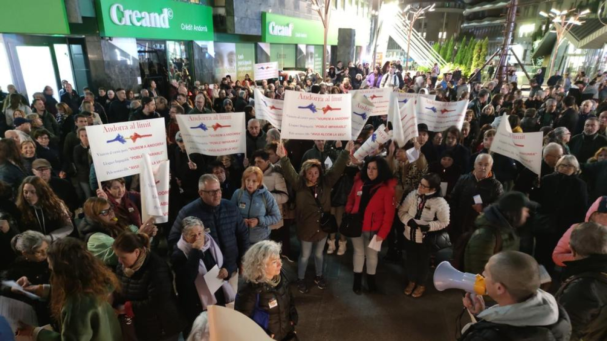 La manifestació es va concentrar a la plaça de la Rotonda. - FERNANDO GALINDO/DIARI D’ANDORRA
